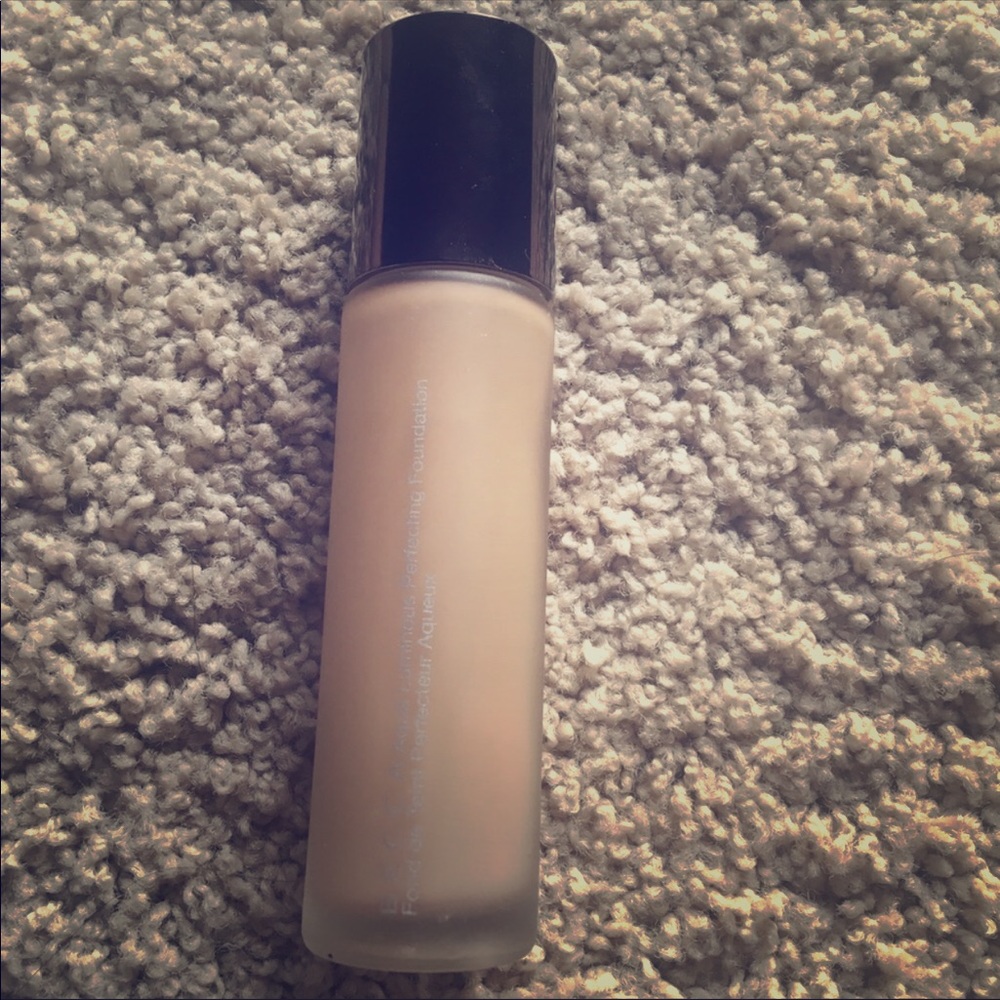Becca aqua luminous foundation in shade beige